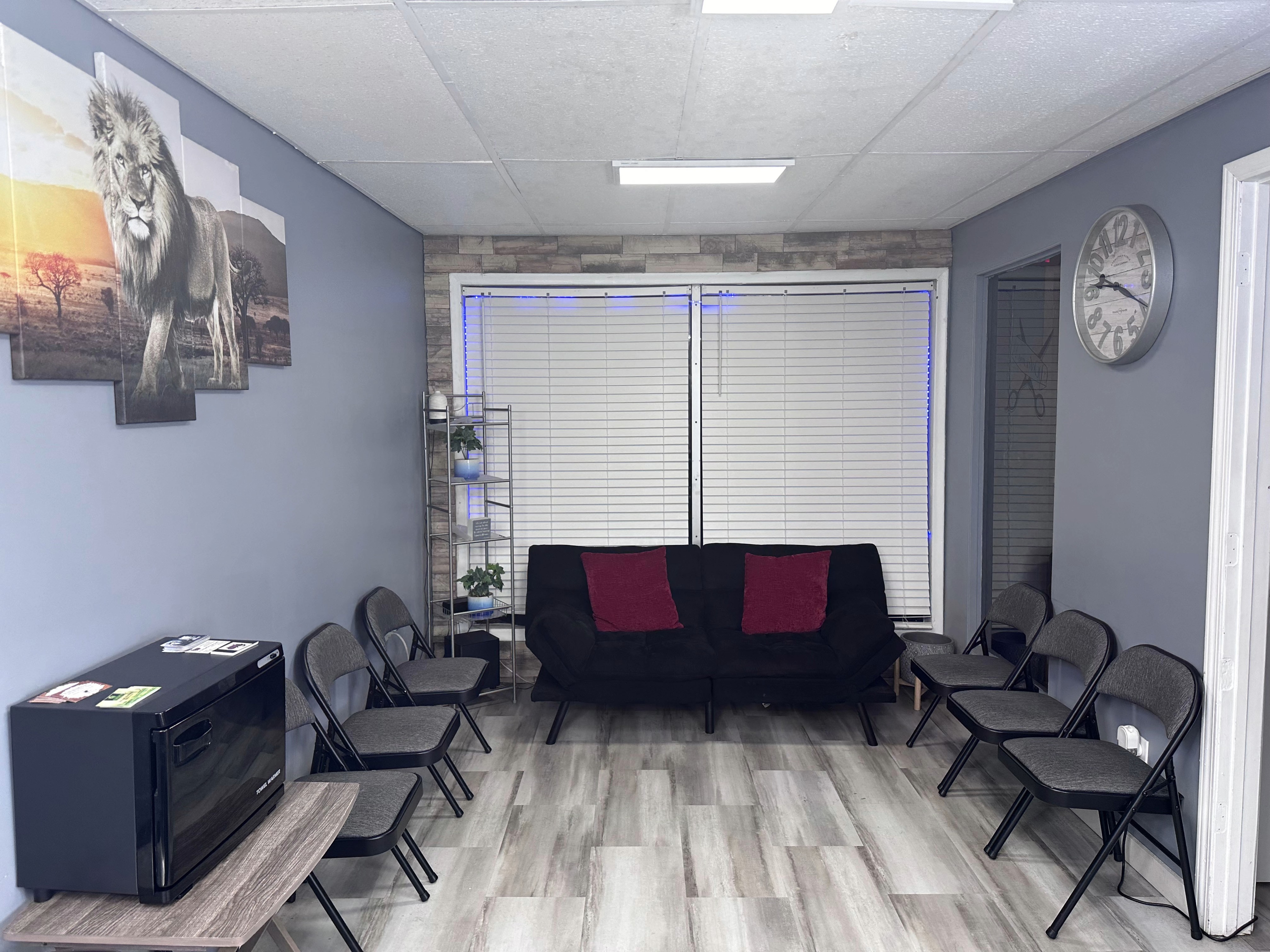Rizzle Cutz waiting area with chairs